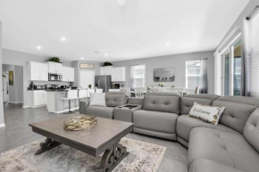 Meticulously Beautiful 6 Bed Family Pool Home-7631OML